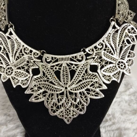 Vtg. Filigree Floral Lace Necklace - Picture 2 of 5